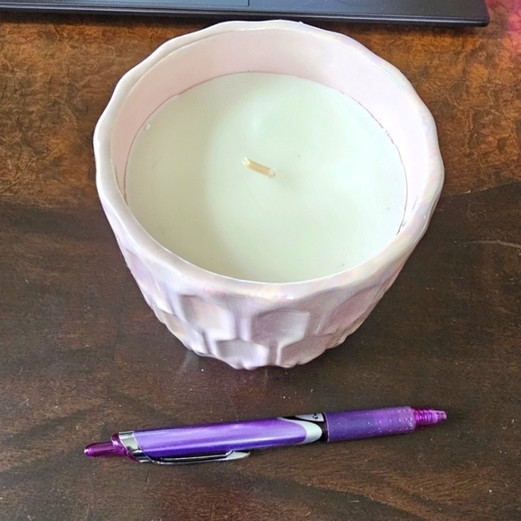 Northern Lights Candle in Frosted Cranberry, Made in USA, 14 oz, Iridescent Pot - Picture 7 of 7